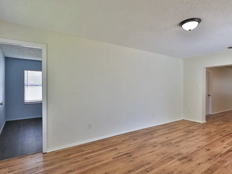 1404 Dexter Dr N — Photo 10