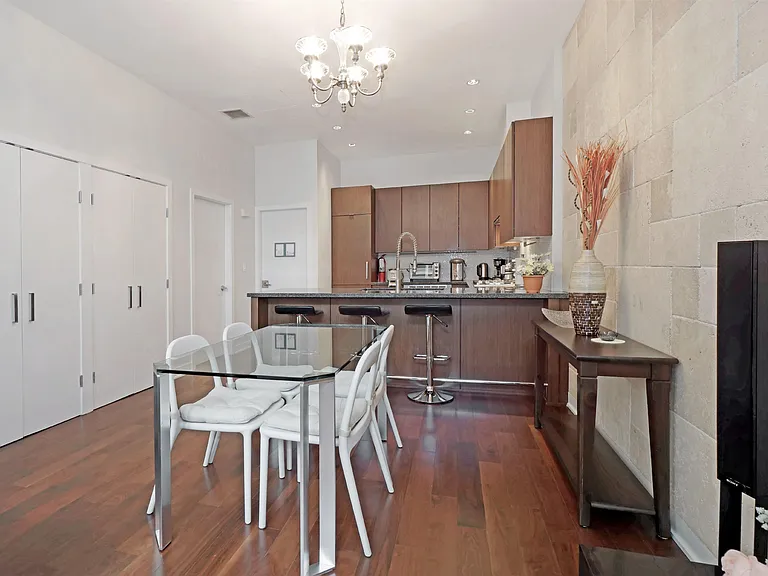 1045 Richards St — Photo 9