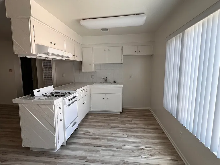 525 N Francisca Ave #1 — Photo 5