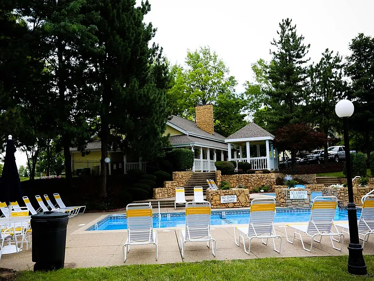 Country Club Place Apartments — Photo 4