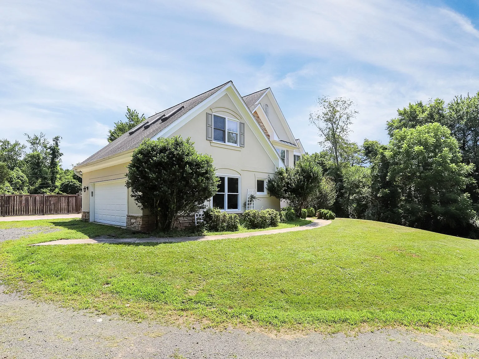 5 bed, 4873 sqft, $6,500 — Photo 2