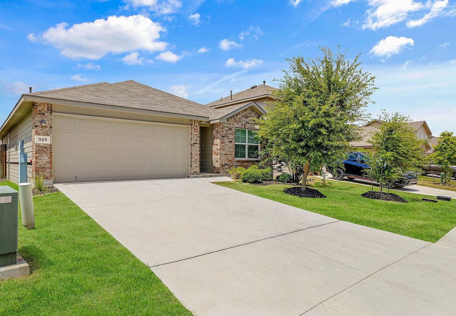 4 bed, 2.0 bath, 1703 sqft, $1,900 — Photo 2