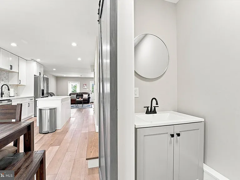 126 W Hector St — Photo 3