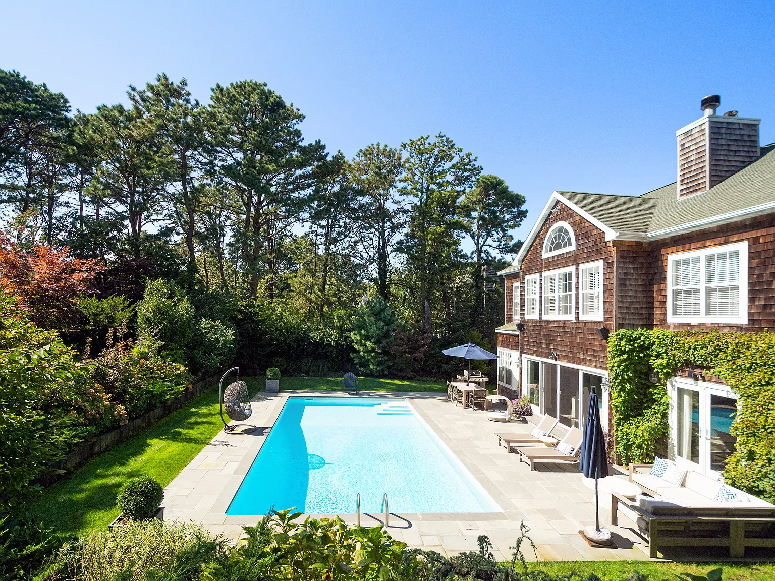 Chic Southampton Five Bedroom With Pool — Photo 2