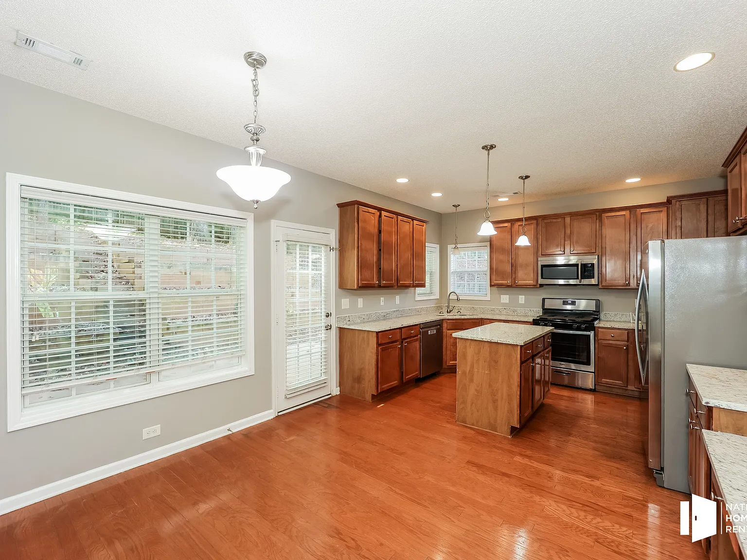 4 bed, 3.5 bath, 2565 sqft, $2,395 — Photo 4