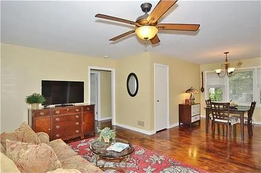 3 bed, 1266 sqft, $2,000 — Photo 2
