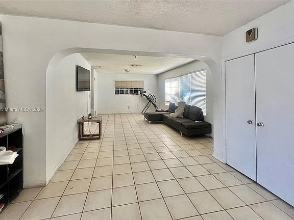 5th image of 17600 NE 2nd Ct