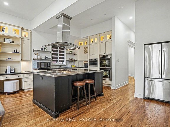 5th image of 423 Manor Rd E