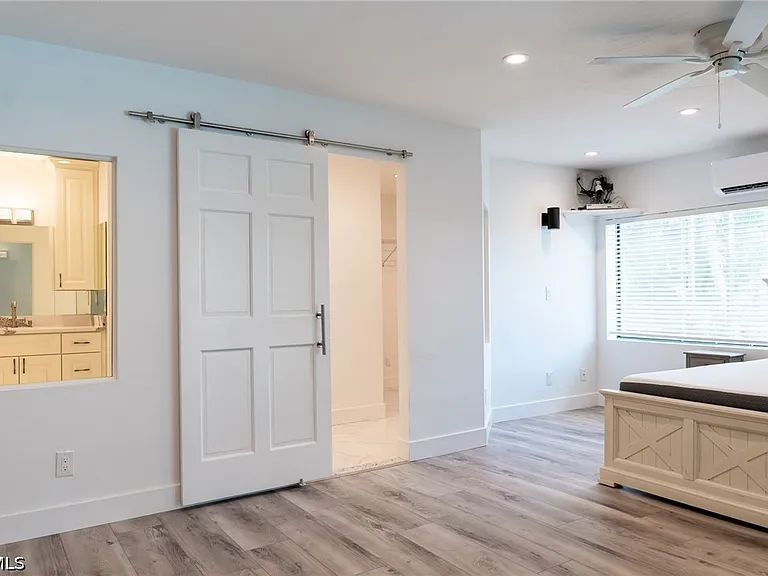 14562 Riverside Dr — Photo 26