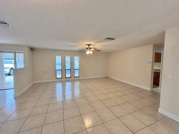 2nd image of 4 Winterberry Pl