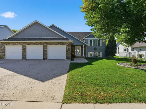 605 Evergreen Dr, Grand Forks, ND 58201