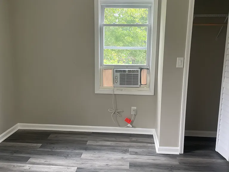 406 N Hill St — Photo 8