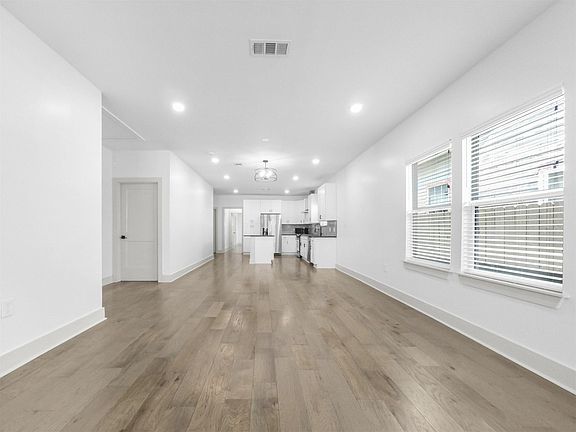 4th image of 1809 Hardy St