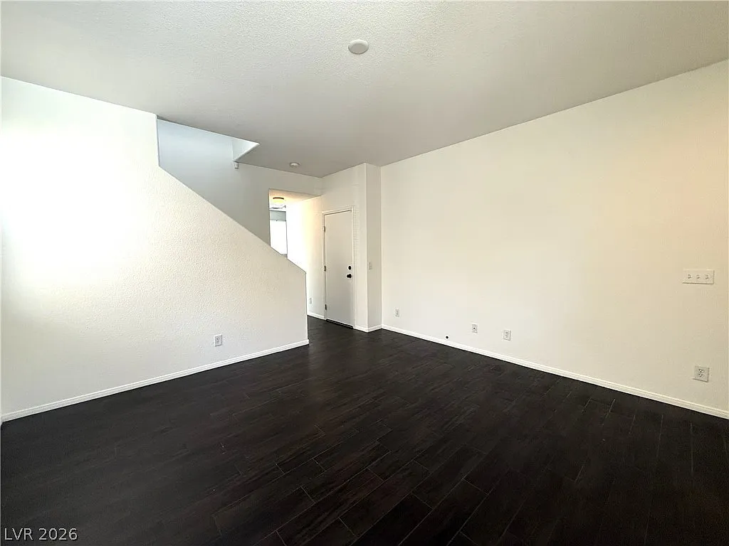 3 bed, 2.5 bath, 1429 sqft, $1,890 — Photo 3