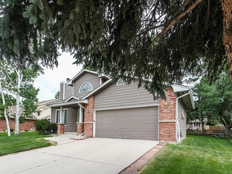 1724 Tanglewood Dr — Photo 2