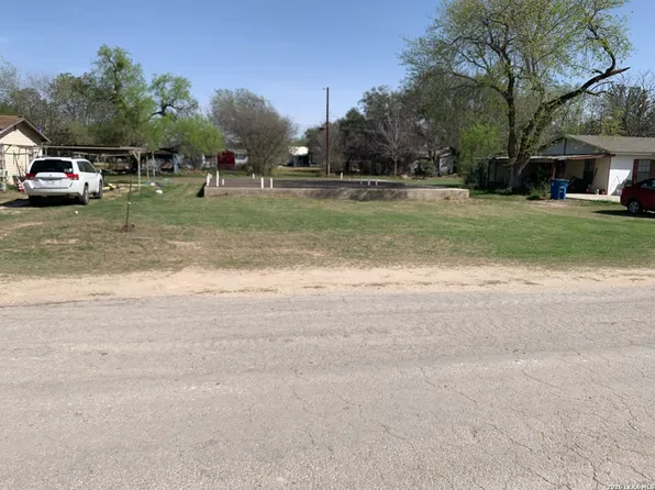 414 Crouch Ave LOT 3, Devine, TX 78016