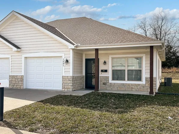 1641 Fall Creek Dr, Tonganoxie, KS 66086