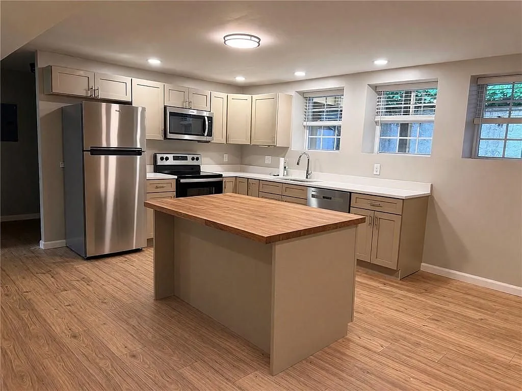 2 bed, 1.0 bath, 900 sqft, $2,100 — Photo 1