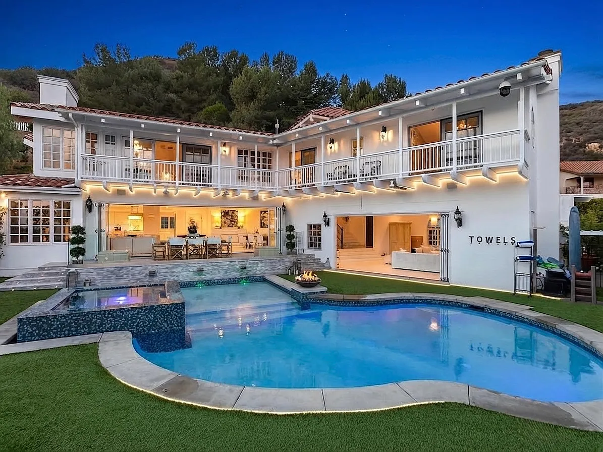 7 bed, 5.5 bath, 6000 sqft, $45,000 — Photo 2