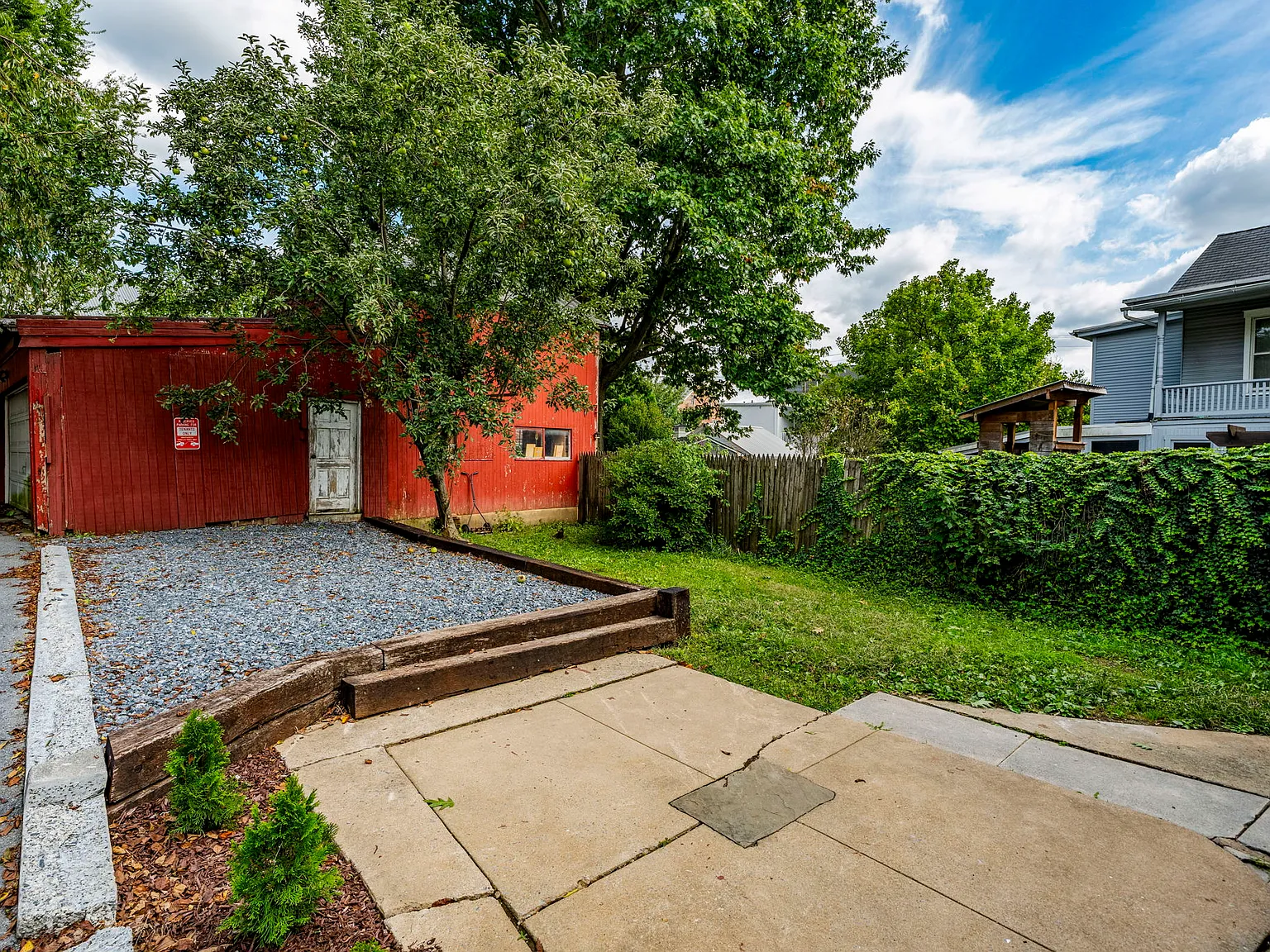 3 bed, 1.5 bath, 1200 sqft, $2,250 — Photo 2