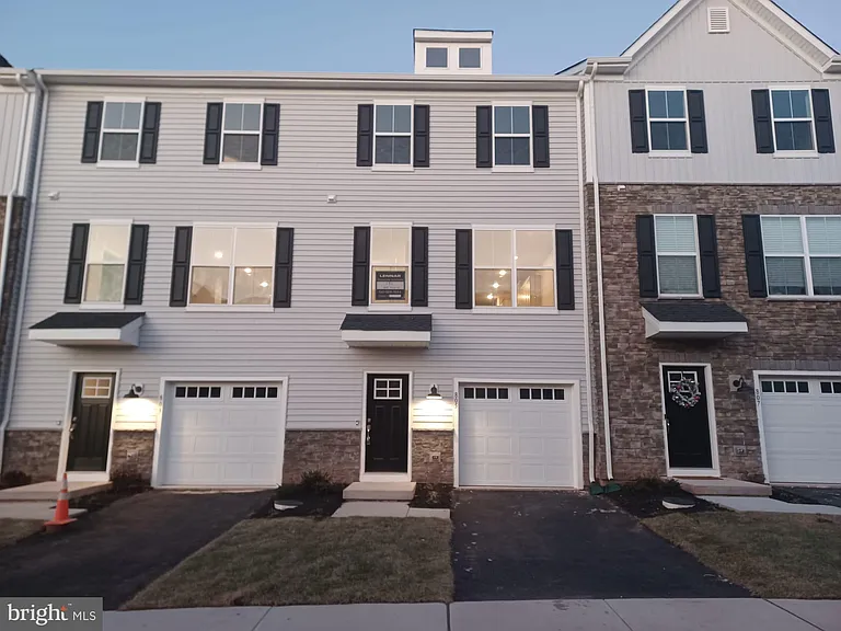 805 Pecan Rd — Photo 1