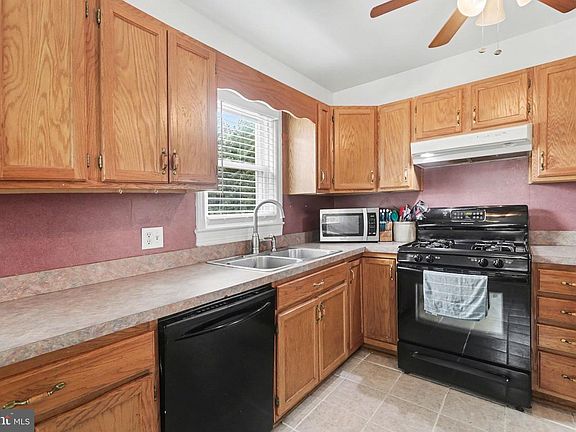 3rd image of 1330 Canterbury Ln