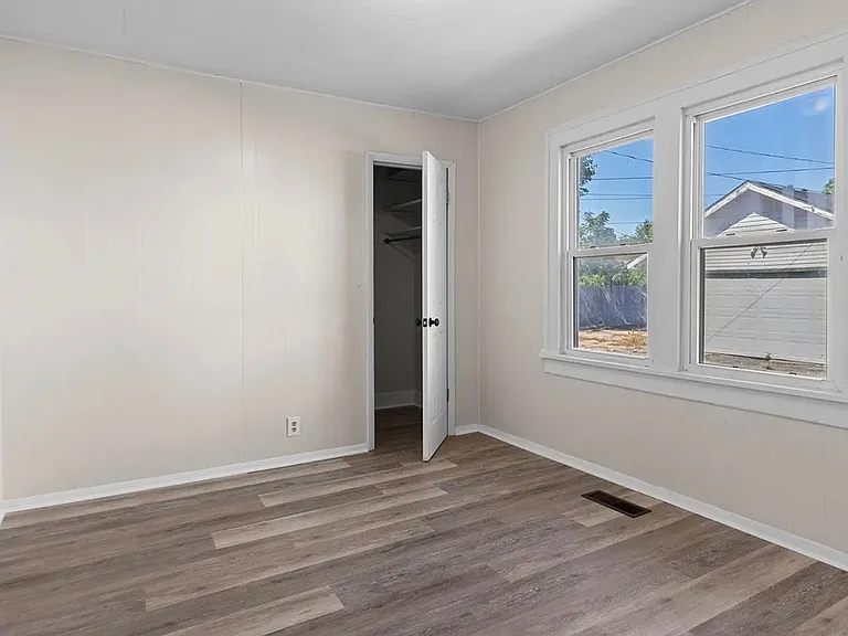 618 W 22nd St — Photo 10