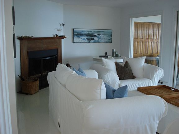 Living room w/fireplace