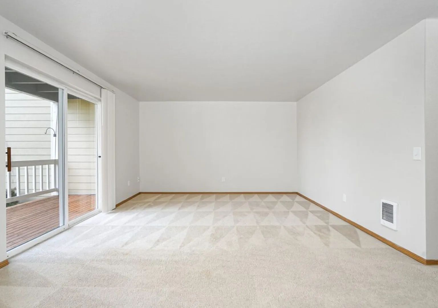 102-Mountain View Apts — Photo 2