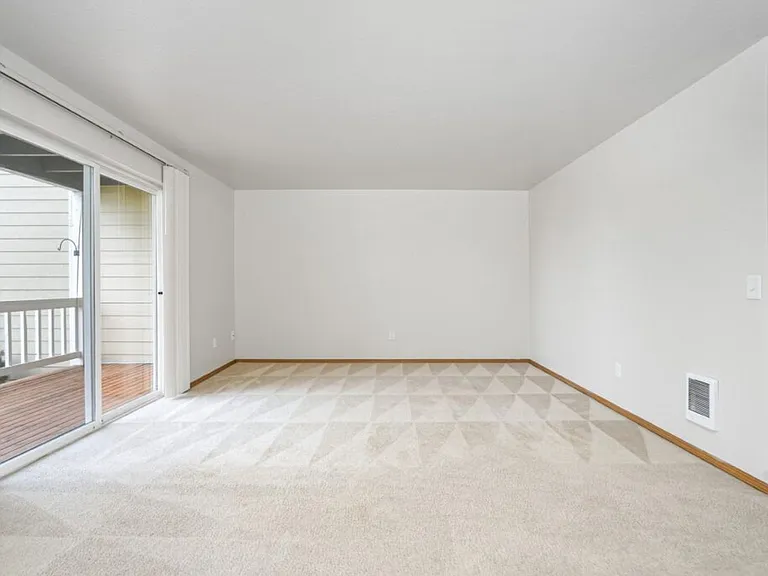102-Mountain View Apts — Photo 3