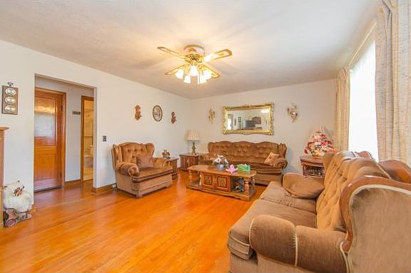 4th image of 262 Walker St