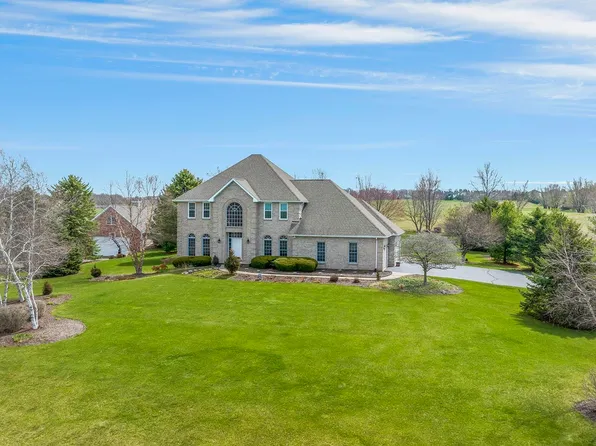 2568 E Bourbonnais Pl, Byron, IL 61010