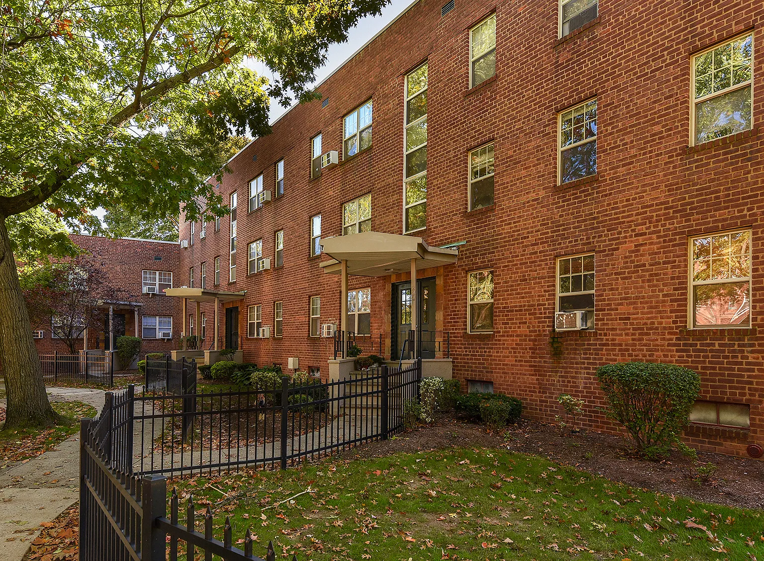 Mayfair Apartments — Photo 3