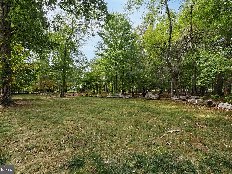 601 Cathcart Rd — Photo 37