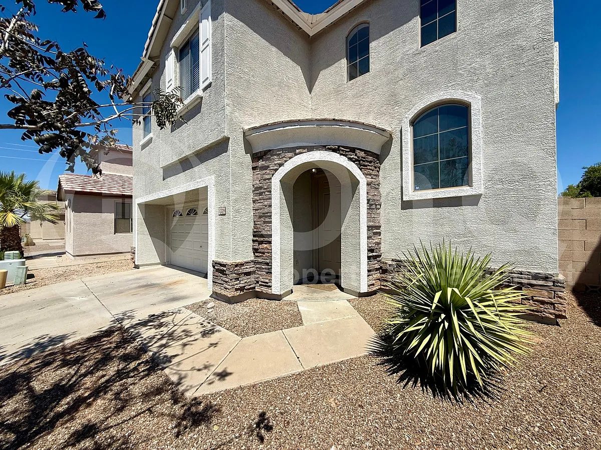 3 bed, 2.5 bath, 1558 sqft, $2,200 — Photo 2