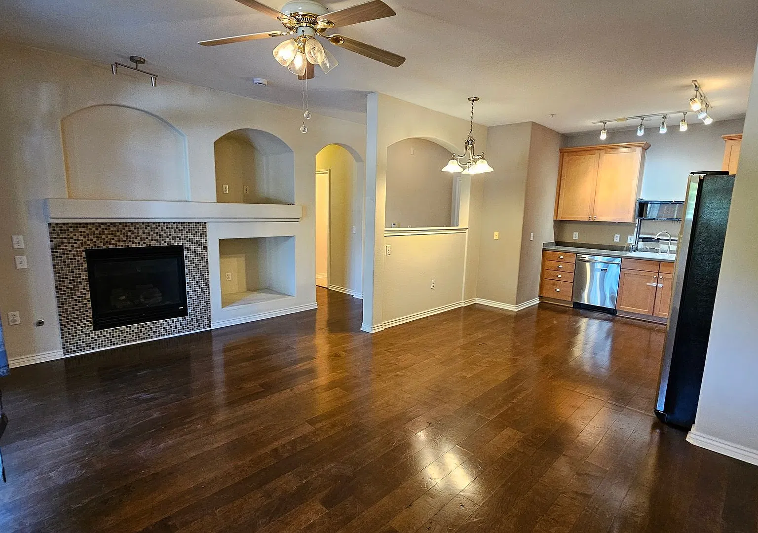 Spacious Condo in Gated Community | Close to light rail. — Photo 2