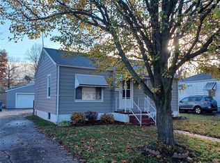 527 12th St, Wood River, IL 62095