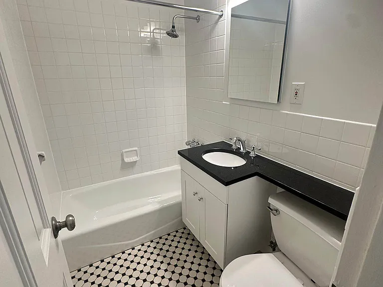 442 W 57th St #1A — Photo 6