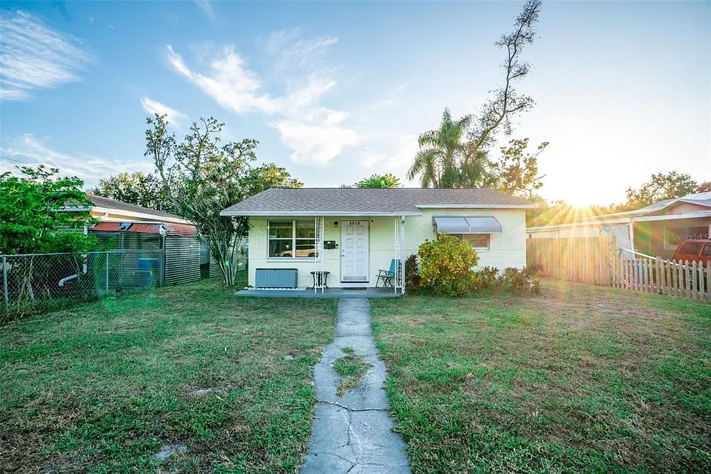 3 bed, 2.0 bath, 900 sqft, $1,845 — Photo 2