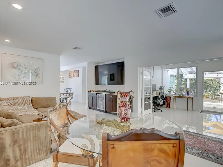 2601 NE 11th Ct — Photo 6
