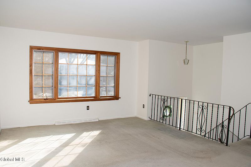 3rd image of 10 Meadowlark Drive