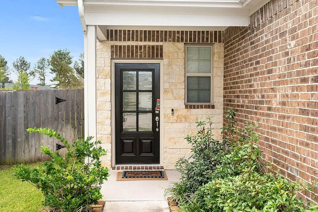 4 bed, 2.5 bath, 2320 sqft, $2,750 — Photo 2