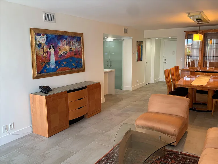1000 Parkview Dr #319 — Photo 2