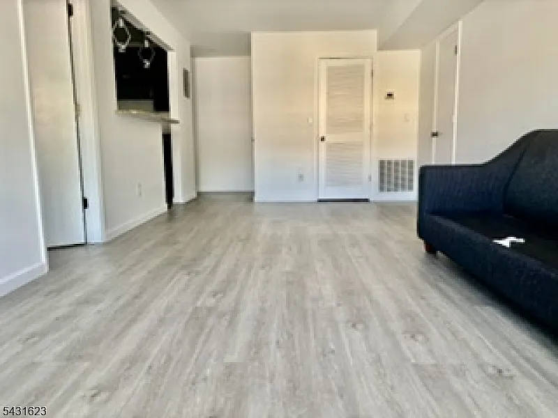 2 bed, 1.0 bath, 896 sqft, $2,000 — Photo 4