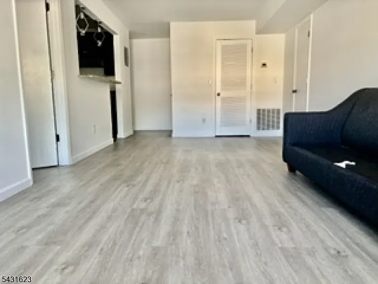 392 College Dr — Photo 2