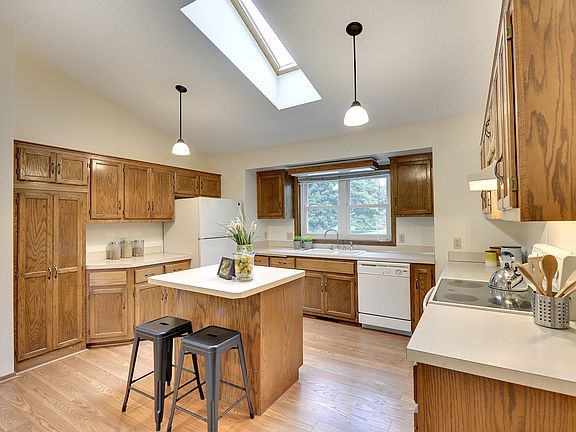 3rd image of 615 N Greenleaf Dr
