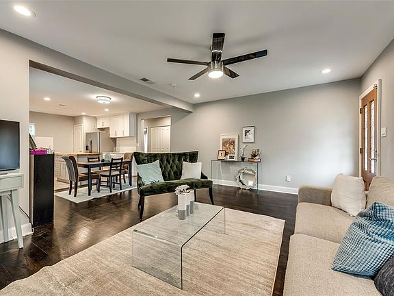 3rd image of 2639 W Clarendon Dr