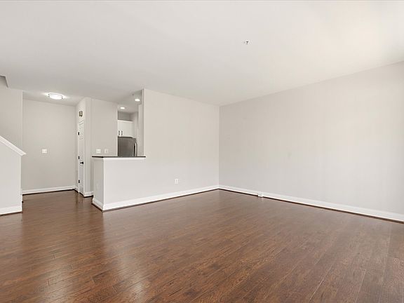 4th image of 46368 Utica Sq