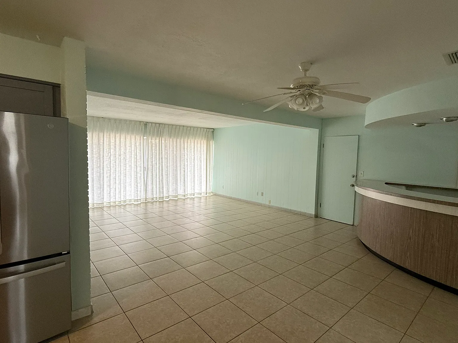3 bed, 1960 sqft, $3,800 — Photo 2