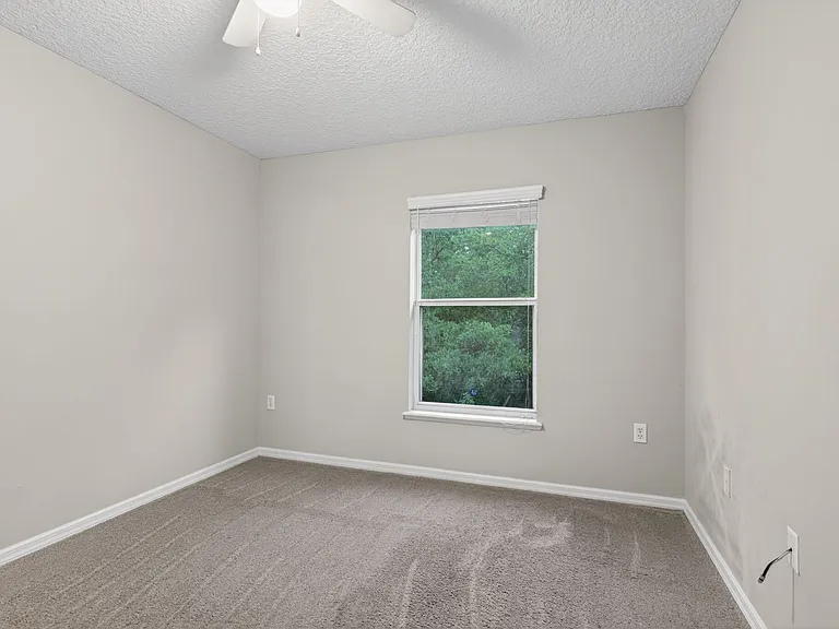 11816 Lake Bend Cir — Photo 26